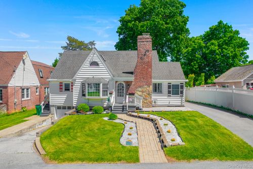 4 Crestwood Blvd, Poughkeepsie, NY, 12603-1208 | Card Image