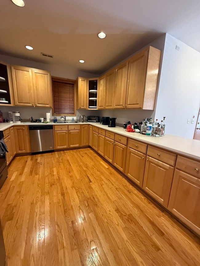 APT-1 - 654 Briar Pl, Condo with 3 bedrooms, 2 bathrooms and 1 parking in CHICAGO IL | Image 4