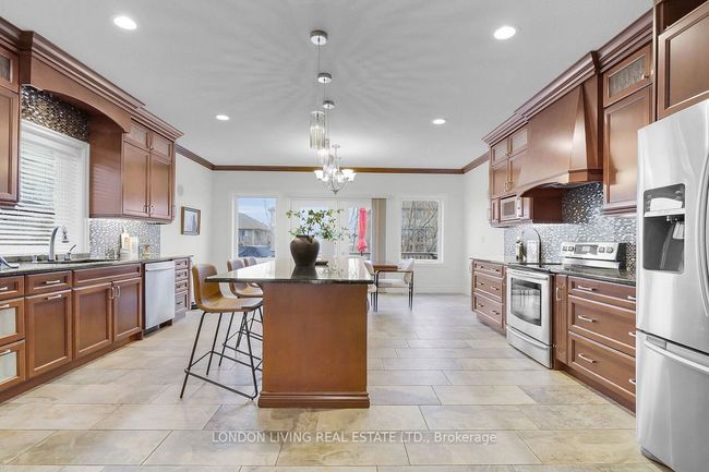 2820 Devon Rd, House other with 4 bedrooms, 3 bathrooms and 4 parking in London ON | Image 8