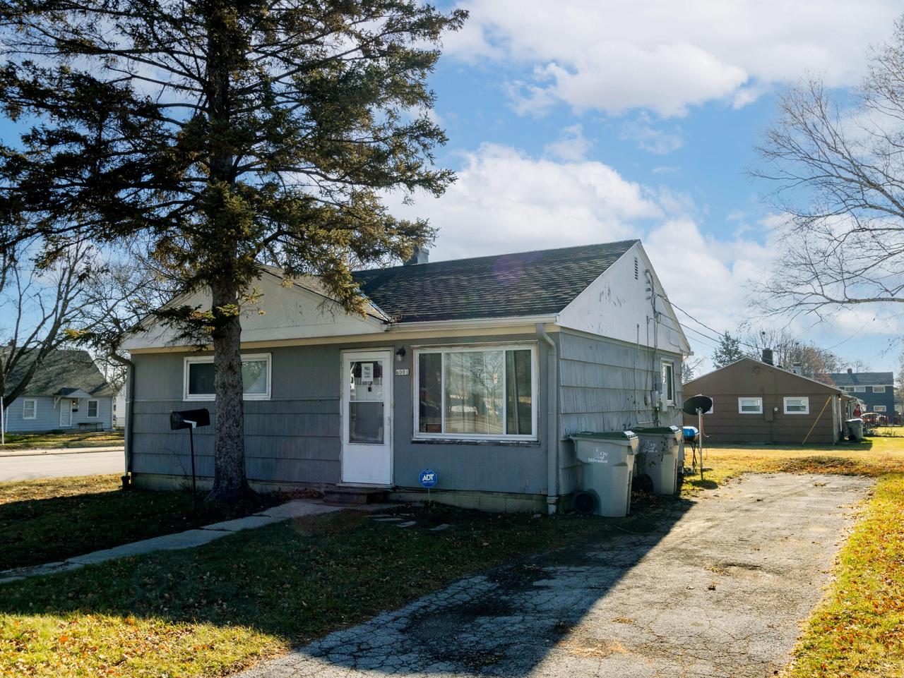 Carmen Ave, Milwaukee, WI 53218