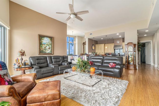 12 FT CEILINGS AND LIGHT WOOD FLOORS NEUTRAL PAINT | Image 4