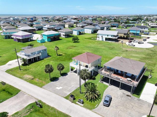 933 Westview, House other with 2 bedrooms, 2 bathrooms and 1 parking in Crystal Beach TX | Image 35