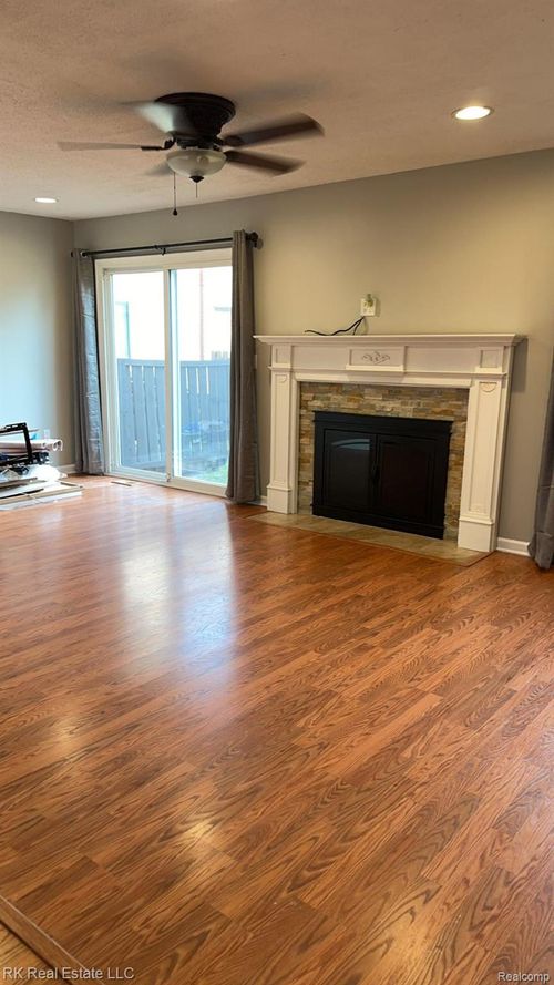 2824 Roundtree Dr, Troy, MI, 48083-2330 | Card Image