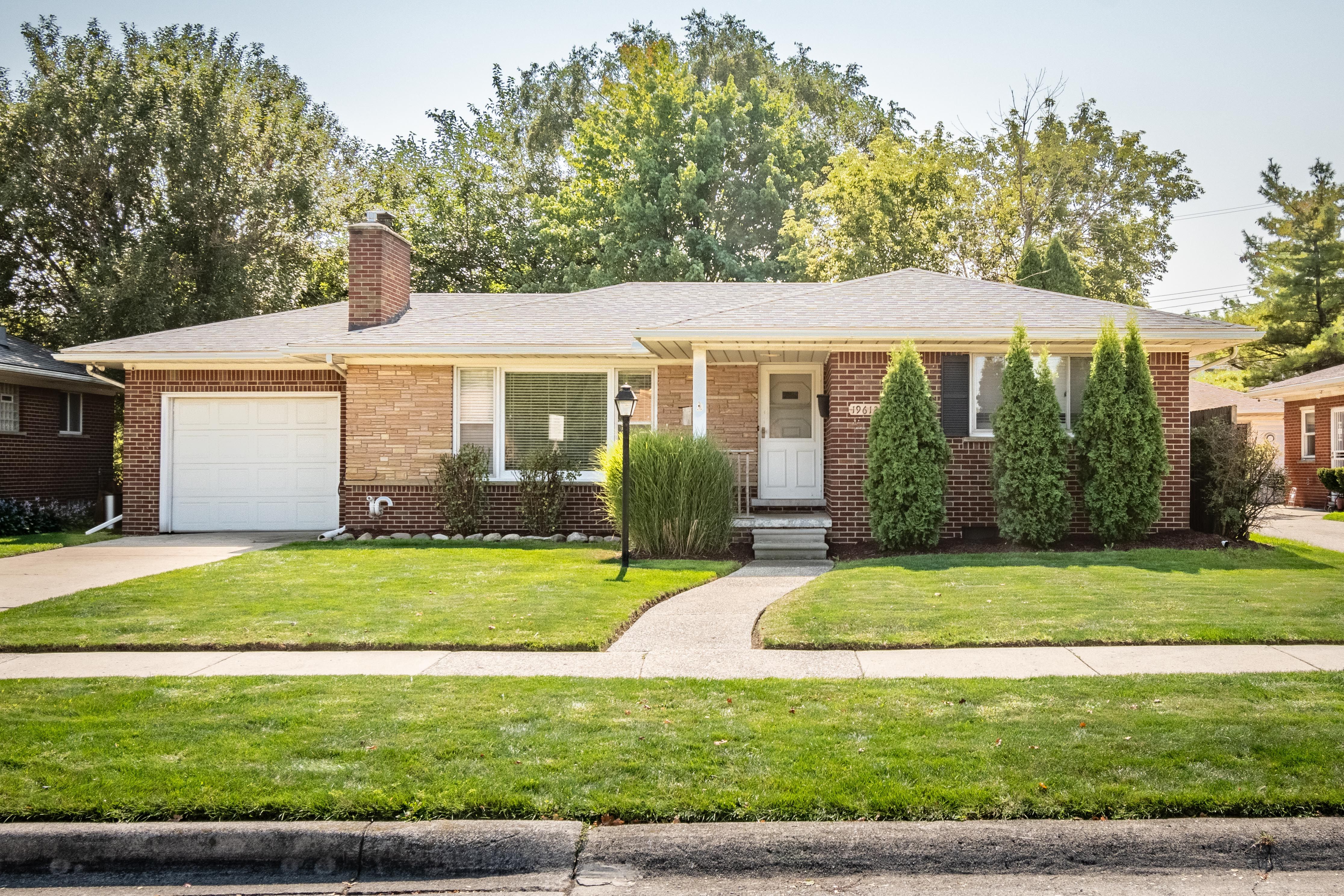 Chalon St, Saint Clair Shores, MI 48080