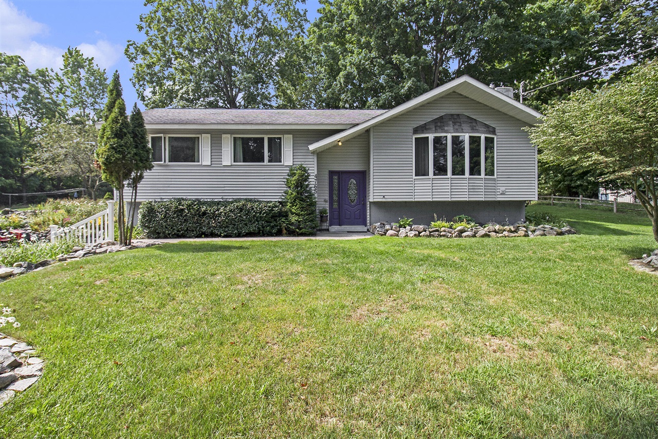 Steffens Rd, Arcadia, MI 49613