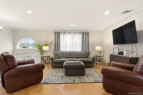 17 Westminster Lane, Islip, NY, 11795 | Card Image
