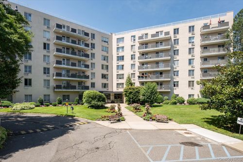 3r-135 Post Ave, Westbury, NY, 11590-3156 | Card Image