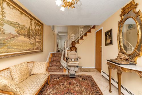 39 233rd St, Little Neck, NY, 11363-1552 | Card Image