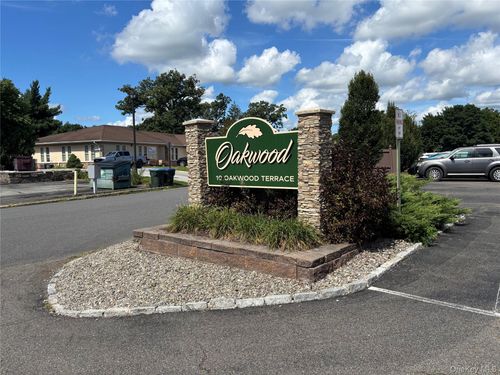 37-10 Oakwood Ter, New Windsor, NY, 12553-7758 | Card Image
