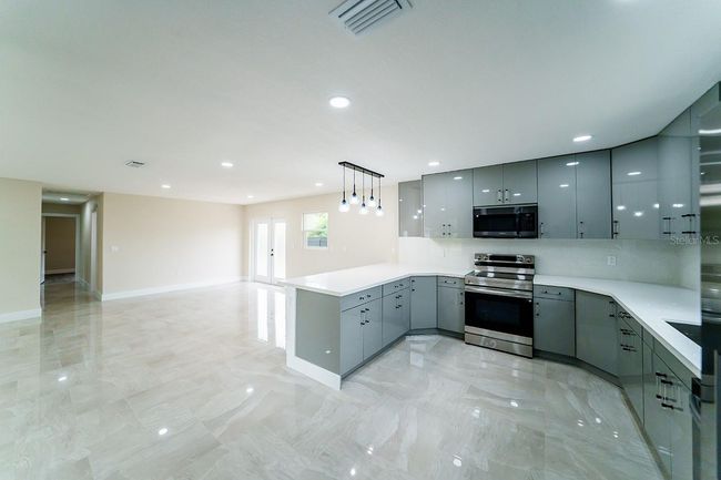 4616 34 Th Ave E, House other with 3 bedrooms, 2 bathrooms and null parking in Bradenton FL | Image 5
