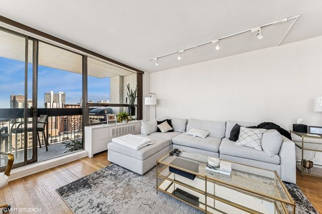 APT-2608 - 1355 N Sandburg Ter, Condo with 2 bedrooms, 1 bathrooms and 1 parking in Chicago IL | Image 9