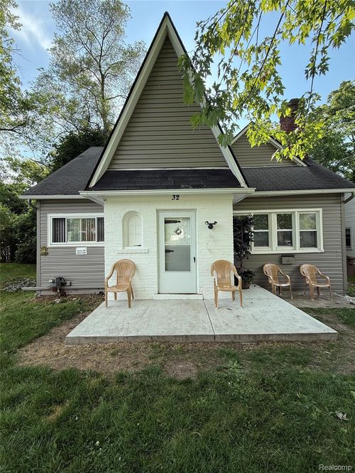 32 S Marshall St, Pontiac, MI, 48342-2952 | Card Image
