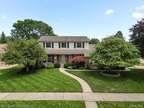 16230 Golfview St, Livonia, MI, 48154-2138 | Card Image