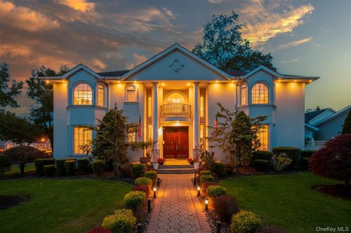 11 Manor Ave, Roslyn Heights, NY, 11577-2437 | Card Image