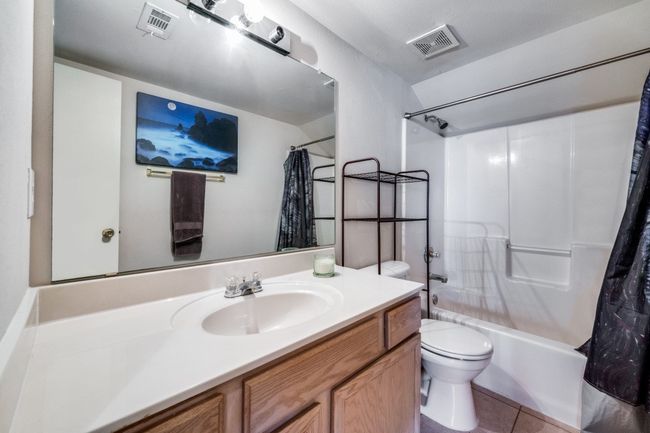 upstairs Bathroom | Image 13