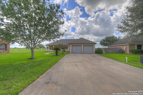201 Castlewood Dr, Seguin, TX, 78155-8195 | Card Image