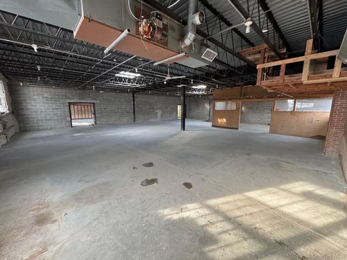 32 Chichester Ave, Center Moriches, NY, 11934-2402 | Card Image