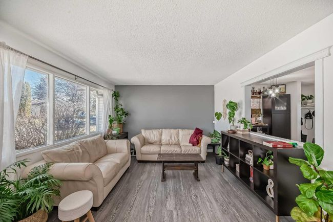 195 Pinecliff Way Ne, Home with 3 bedrooms, 2 bathrooms and 4 parking in Calgary AB | Image 5