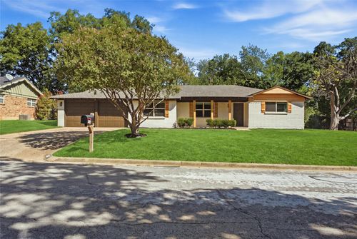 516 Caduceus Ln, Hurst, TX, 76053-6833 | Card Image