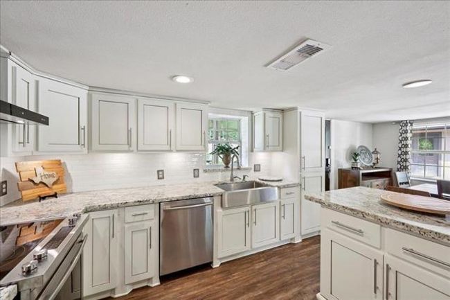 3231 Charles Ave, House other with 3 bedrooms, 2 bathrooms and 2 parking in Groves TX | Image 12