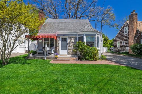 80 Doncaster Rd, Malverne, NY, 11565-1015 | Card Image