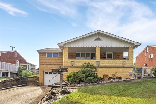 218 Skyport Rd, West Mifflin, PA, 15122-2552 | Card Image