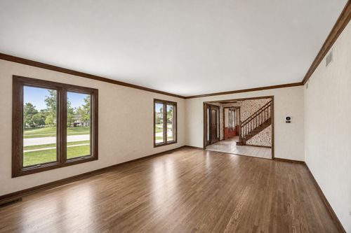 6723 Kingswood Road, Willowbrook, IL, 60527 | Card Image