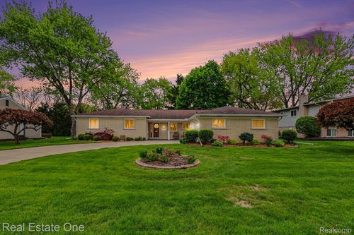 3888 Boulder Dr, Troy, MI, 48084-1121 | Card Image