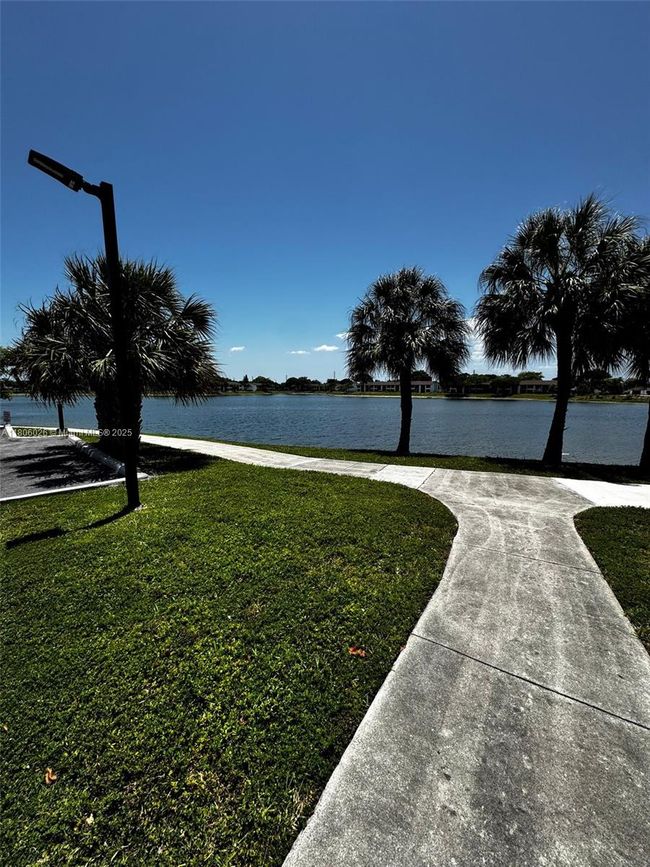 APT-120 - 216 Lake Pointe Dr, Condo with 2 bedrooms, 2 bathrooms and null parking in Oakland Park FL | Image 9