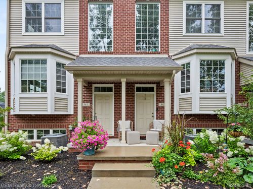 557 Village Ln, Milford, MI, 48381-1546 | Card Image