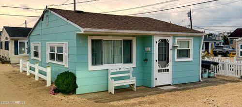 33 E Penguin Way, Lavallette, NJ, 08735-1318 | Card Image