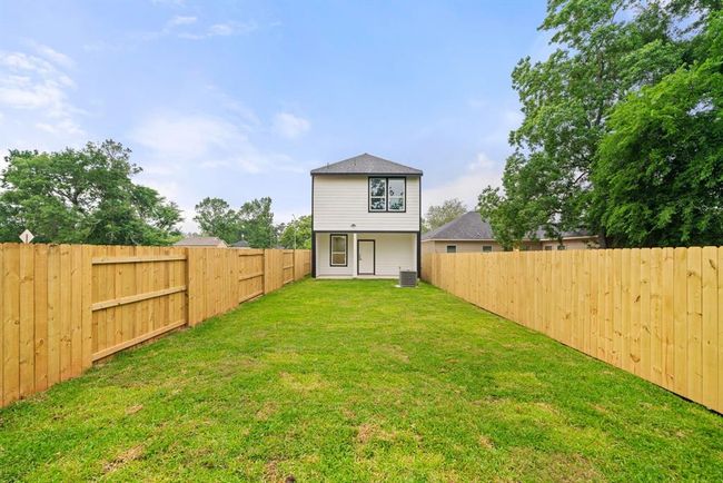 A backyard to match North Houston’s lifestyle! This spacious, fully-fenced backyard provides the perfectescape, just minutes from the bustling amenities of North Houston—whether you're heading to TheWoodlands for shopping or enjoying local parks and dining. It’s the ideal spot for both relaxation andadventure! | Image 27