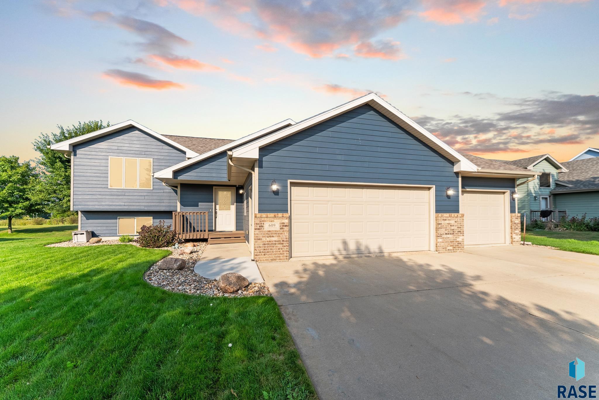 Emmett Trl, Harrisburg, SD 57032