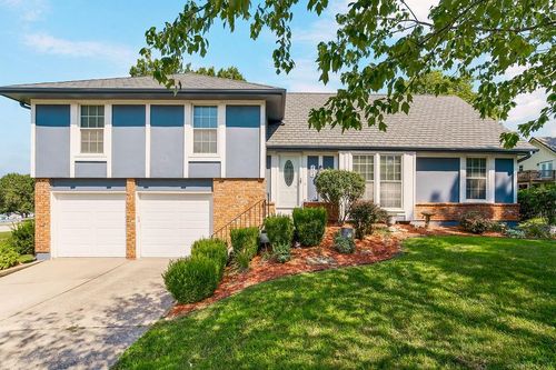 194 Ne Beechwood Ct, Lee's Summit, MO, 64064-1851 | Card Image
