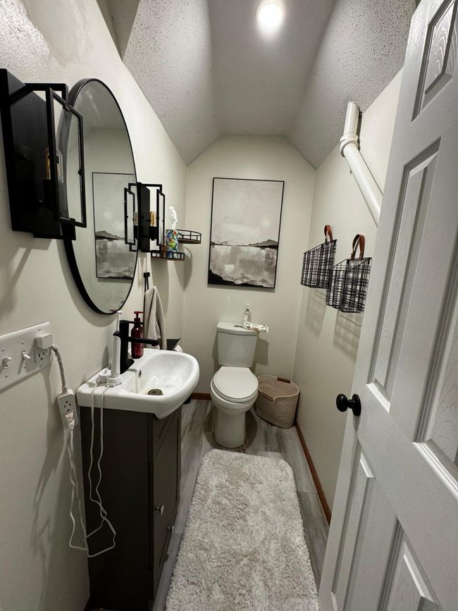 Upper Level Bathroom | Image 8