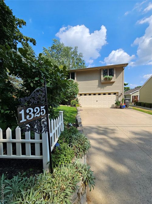 1325 Beach Dr, Lake Orion, MI, 48360-1207 | Card Image