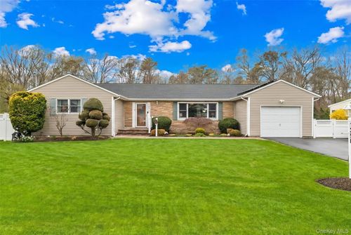 1390 Thompson Dr, Bay Shore, NY, 11706-3707 | Card Image