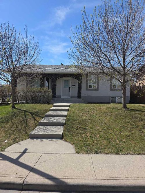 3503 48 St Ne, Calgary, AB, T1Y1S3 | Card Image