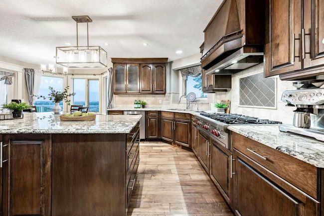 169 Signature Way Sw, House other with 5 bedrooms, 4 bathrooms and 4 parking in Calgary AB | Image 13