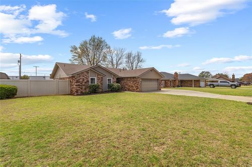 306 Willow St, Elk City, OK, 73644-3820 | Card Image