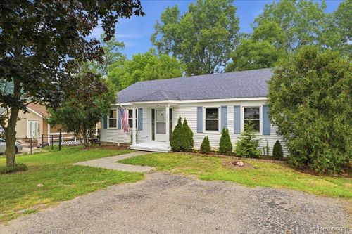 5608 Clinton River Dr, Waterford, MI, 48327-2523 | Card Image