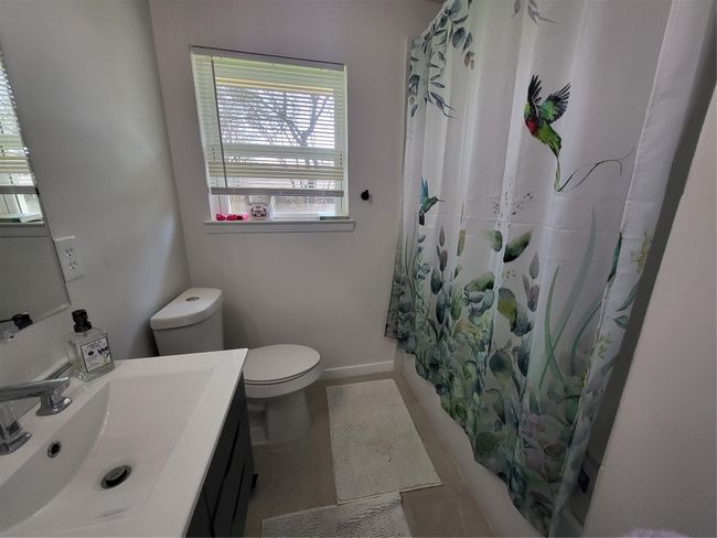 Hallway bathroom | Image 11