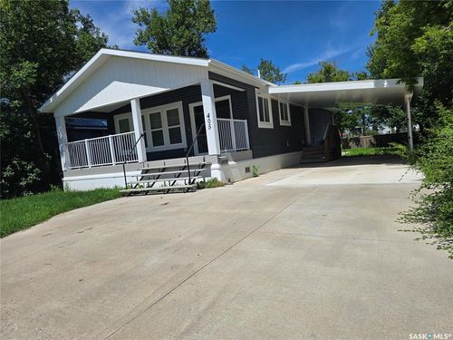 405 2nd Ave Se, House with 3 bedrooms, 1 bathrooms and 2 parking in Weyburn SK | Card Image