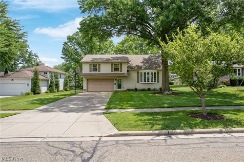 9355 Hyde Park Dr, Twinsburg, OH, 44087-1516 | Card Image