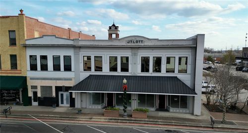 206 E Washington Ave, Navasota, TX, 77868-3028 | Card Image