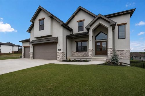 5695 Thousand Oaks Dr, Parkville, MO, 64152-2769 | Card Image