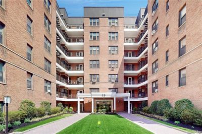 5A - 16 N Broadway, Home with 2 bedrooms, 2 bathrooms and null parking in White Plains NY | Image 3