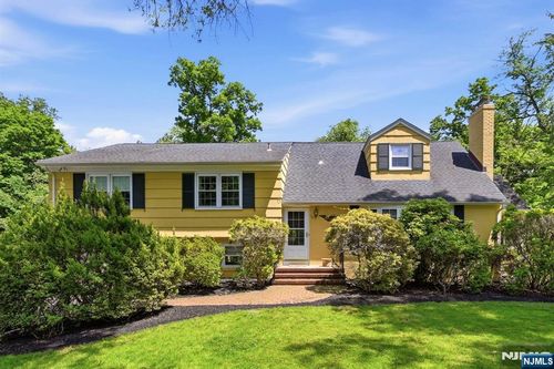 16 Pinecrest Dr, Woodcliff Lake, NJ, 07677-8220 | Card Image