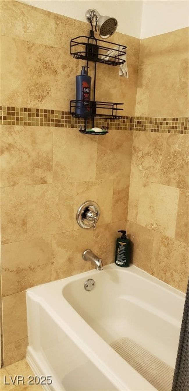 Full bathroom with bathtub / shower combination | Image 7