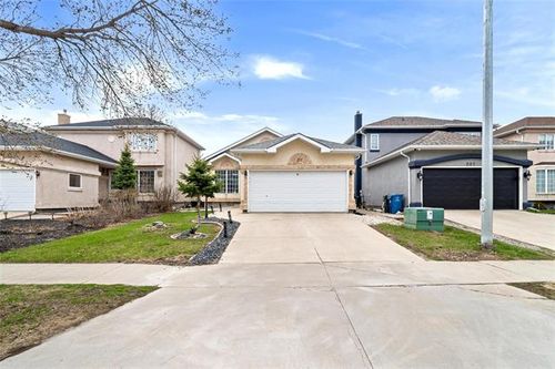211 Glencairn Rd, Winnipeg, MB, R2V4V3 | Card Image